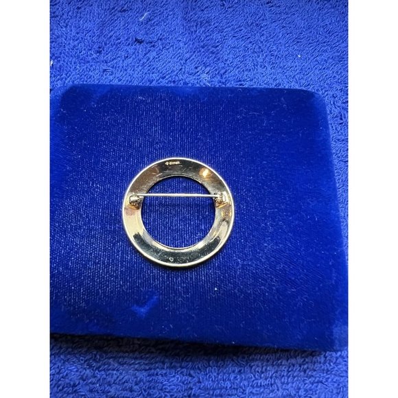 1980s Vintage Monet Gold Tone Textured Circular Brooch - Timeless Elegance - Picture 2 of 5